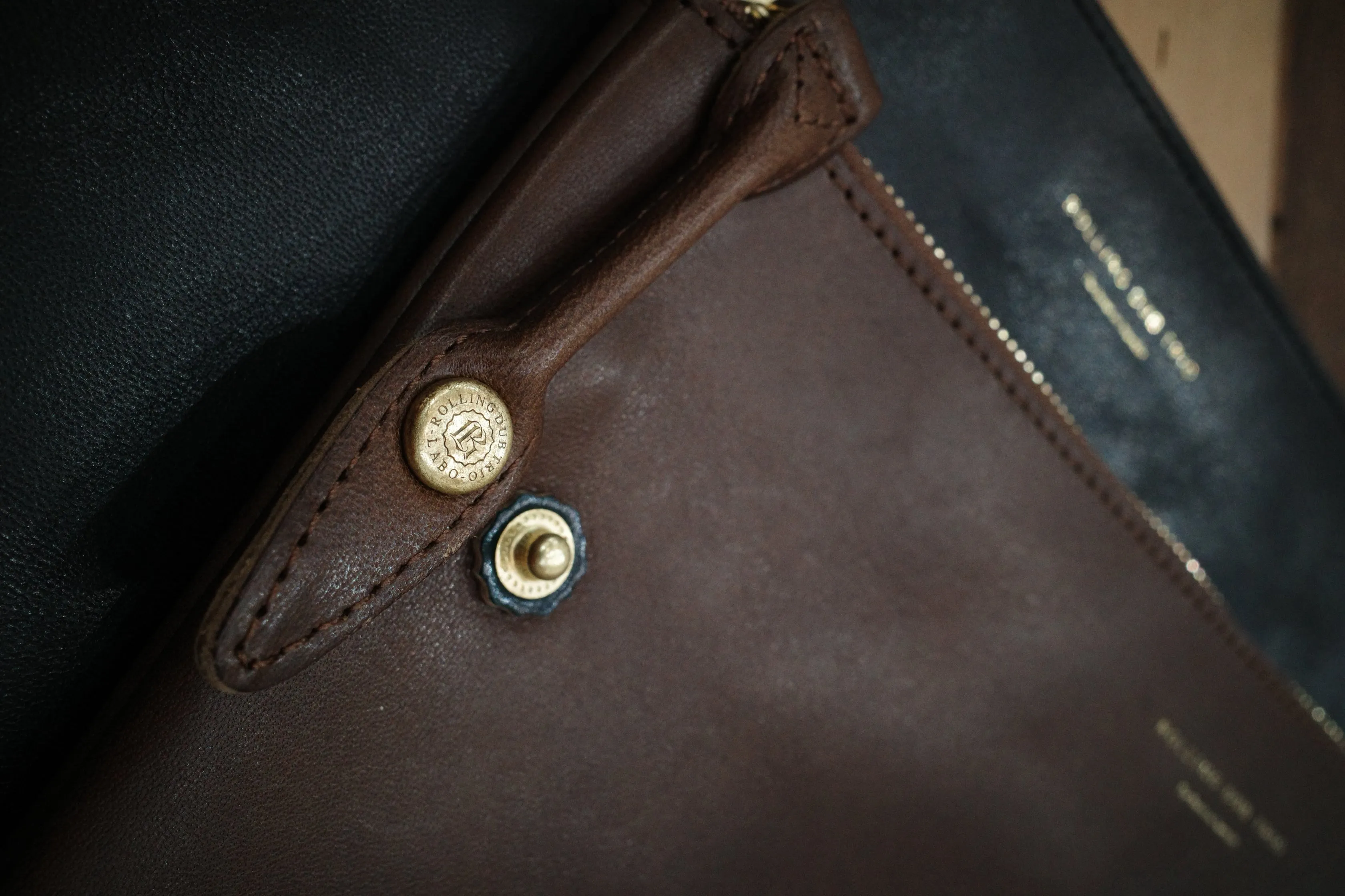 SQUARE ZIP & SNAP POUCH size S -BLACK LEATHER